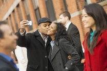 Casal tirando selfie na rua cheia de pessoas em Nova York, EUA . — Fotografia de Stock