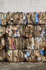 Impianto di riciclaggio con pacchi di cartone ordinati e legati per il riciclaggio . — Foto stock