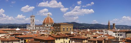 Флорентийский горизонт и Католический собор Санта-Мария-дель-Фьоре в Италии, Европе — стоковое фото