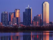 El horizonte de Dallas se refleja en el estanque al atardecer, Estados Unidos - foto de stock