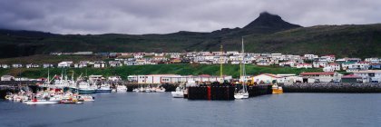 Freizeit- und Fischerboote im Hafen von Stykkisholmur, Island — Stockfoto