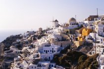 Hangstadt Oia mit traditionellen weißen Häusern in Griechenland, Europa — Stockfoto