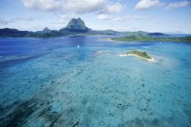 Luftaufnahme des blauen Lagunenwassers in Bora Bora — Stockfoto