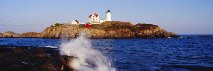 Nubble lighthouse in daylight on coast of Cape Neddick, USA — Stock Photo