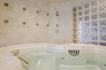 Banheira de hidromassagem em casa de banho moderna em Dallas, Texas, EUA — Fotografia de Stock
