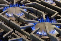 Bruciando gas accesi sui fornelli commerciali a Fort Worth, Texas, USA — Foto stock