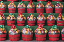 Cesti di frutta di Natale sugli scaffali a Dallas, Texas, USA — Foto stock