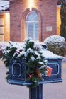 Почтовый ящик с рождественской веткой зимой в Маккинни, Техас, США — стоковое фото