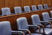 Asientos vacíos del jurado en la sala del tribunal en Dallas, Texas, EE.UU. - foto de stock