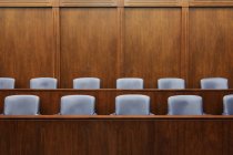 Asientos vacíos del jurado en la sala del tribunal en Dallas, Texas, EE.UU. - foto de stock