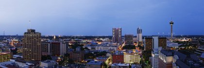 Stadtsilhouette mit modernen Wolkenkratzern in San Antonio, USA — Stockfoto