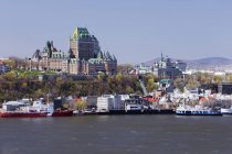 Ciudad vieja con edificios portuarios, Quebec, Canadá - foto de stock