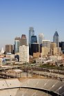 Stadtsilhouette mit Wolkenkratzern in der Innenstadt von Philadelphia, USA — Stockfoto