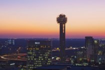 Rascacielos en Dallas skyline en el centro de la ciudad, EE.UU. - foto de stock