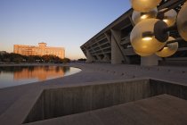 Архітектура сучасної будівлі в Далласі, штат Техас, США — стокове фото