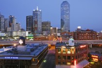 Dallas skyline mit beleuchteten hochhäusern, texas, usa — Stockfoto