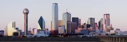Ciudad moderna skyline de Dallas, Texas, EE.UU. - foto de stock