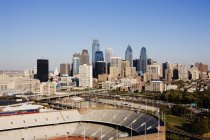 Estadio deportivo y rascacielos en el centro de Filadelfia, Estados Unidos - foto de stock