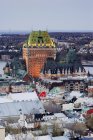 Панорама Старого города с освещенным зданием отеля, Квебек, Канада — стоковое фото