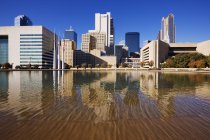 Stadtbild am Wasser mit Wolkenkratzern in Dallas, USA — Stockfoto