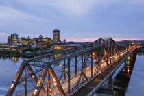 Ponte a città illuminato al crepuscolo, Ontario, Canada — Foto stock