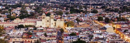 Stadtbild von Oaxaca-Stadt mit Häusern und Kirche in Mexiko — Stockfoto