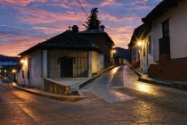 Bisecting street with lights at dawn, Chiapas, Мексика — стоковое фото