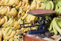 Весы и бананы на местном рынке фруктов в Оахаке, Мексика — стоковое фото