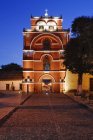 El Arco del Carmen ao anoitecer em San Cristobal de las Casas, México — Fotografia de Stock