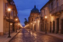 Вуличні ліхтарі на порожньому вулиці в Оахака, Мексика — стокове фото