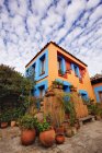 Cour du bâtiment coloré de l'hôtel à San Cristobal de las Casas, Mexique — Photo de stock