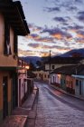 Порожня вулиця міста на світанку в Сан-Крістобаль-де-Лас-Касас, Мексика — стокове фото