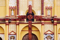 Wooden cross in front of ornate church, Chiapas, Mexico — Stock Photo