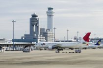Airport tarmac and building in Tokyo, Japan — Stock Photo