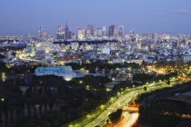 Ciudad horizonte nocturno con luces en Tokio, Japón - foto de stock