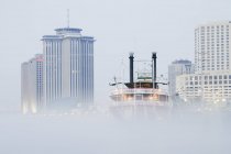 Flussboot bei Tag im Nebel, New Orleans, Louisiana, USA — Stockfoto