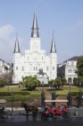 Catholic cathedral and gated yard, New Orleans, Louisiana, USA — Stock Photo