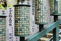 Ruedas de oración japonesas del templo en la isla de Miyajima, Japón - foto de stock