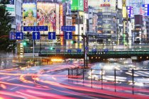Japanese downtown traffic at dusk in Tokyo, Japan — Stock Photo
