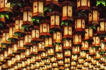 Lanternes asiatiques suspendues au plafond de l'île de Miyajima, Japon — Photo de stock