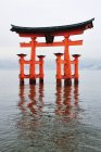 Ворота в святилище Ицукусима-Дзиндзя острова Миядзима, Япония — стоковое фото