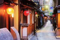 Sinais comerciais japoneses na rua pedonal em Kyoto, Japão — Fotografia de Stock