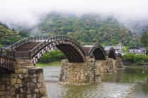 Pont piétonnier asiatique sur la rivière à Iwakuni, Japon — Photo de stock
