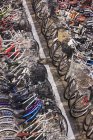 Rangées de vélos garés dans la ville de Kurashiki, Japon — Photo de stock