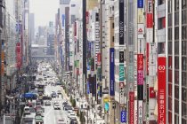 Городские знаки в деловом районе Токио, Япония — стоковое фото