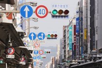 Азиатские уличные указатели города Киото в Японии, Азии — стоковое фото