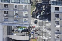 Straßenspiegelung in der Gebäudefläche, Tokio, Japan — Stockfoto
