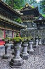 Украшенный храм Тошогу с каменными скульптурами в Никко, Япония — стоковое фото