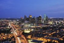 Skyline de Dallas por la noche con rascacielos en el centro, EE.UU. - foto de stock