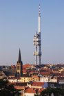 Kommunikationsturm über dem alten Stadtbild und den roten Dächern in Prag, Tschechische Republik — Stockfoto